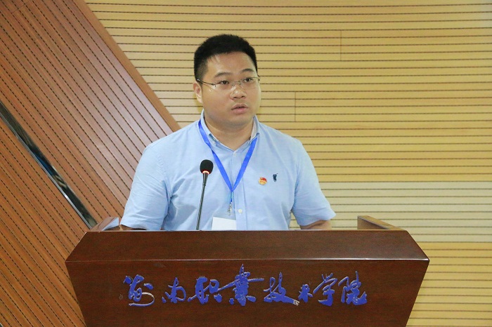 海南省學校毒品預防教育協(xié)會會長許昌斌講話（海職青年記者團 黎加奎攝影）.JPG