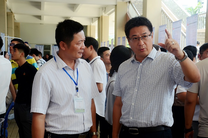 王安興視察洽談會現(xiàn)場（海職青年記者團 黎加奎攝影）.jpg