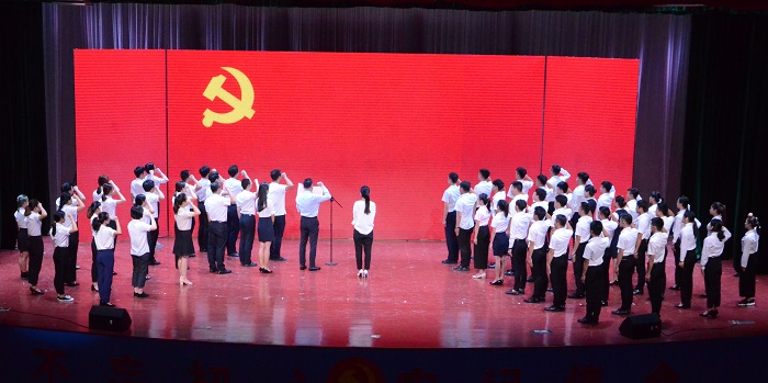 新黨員宣誓現(xiàn)場(chǎng)（海職青年記者團(tuán) 許家波攝影）.jpg